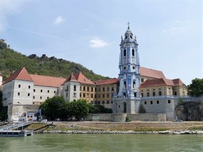 Dolina Wachau wycieczka jednodniowa. Widok na niebieska wieżę kościelną nad Dunajem