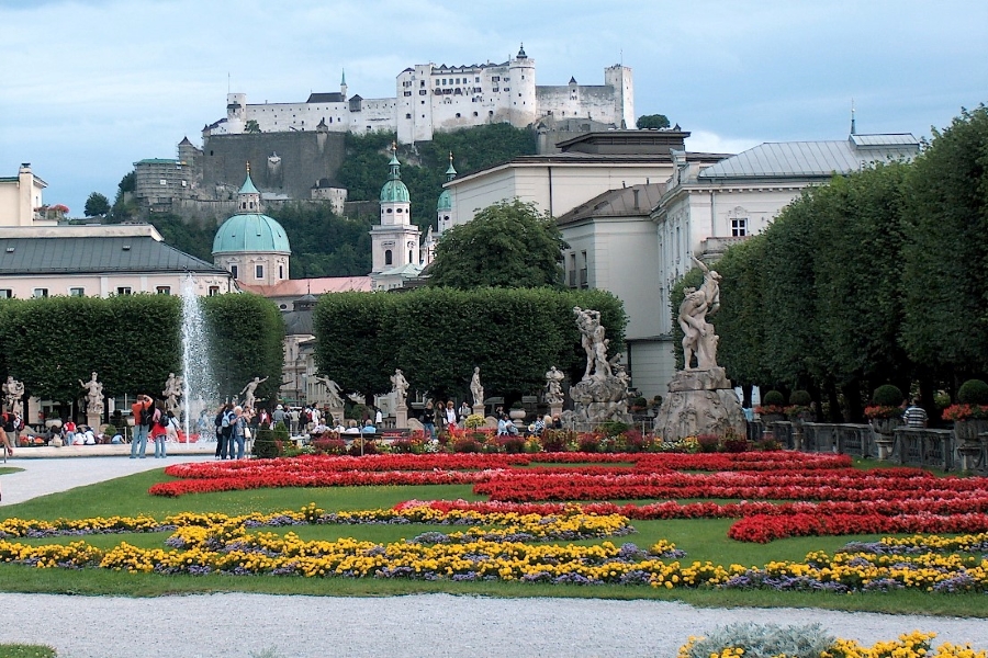 Widok na twierdzę w Salzburgu z ogrodu Mirabell