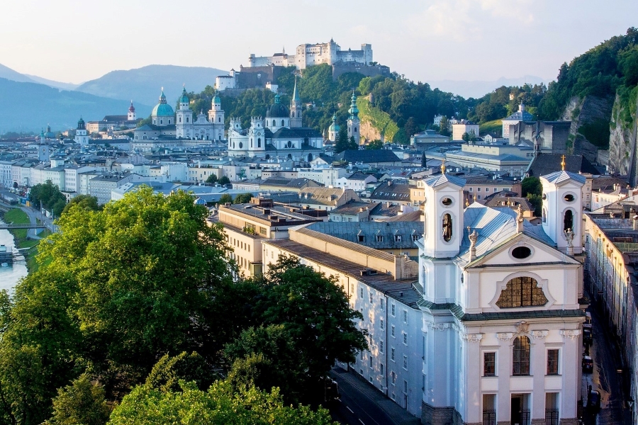 Wycieczka do Salzburga. Widok na stare miasto