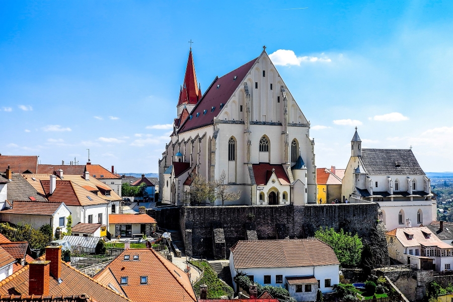 Wycieczka na Morawy i do Doliny Wachau. Widok na kościół św. Mikołaja w mieście Znojmo.
