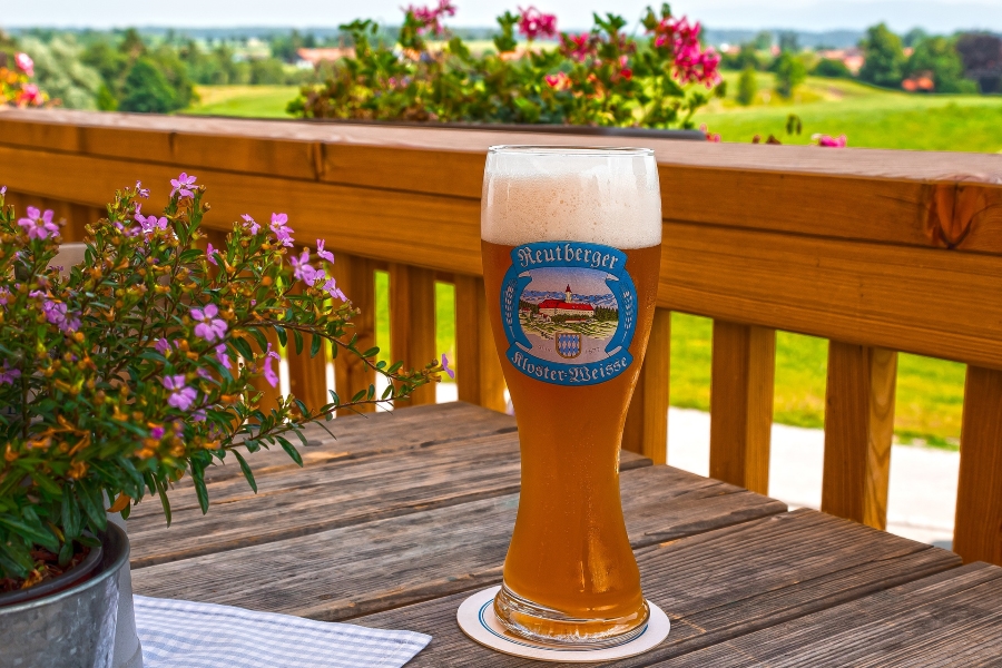 Kufel piwa pszenicznego w ogródku piwnych w czasie wycieczki do Bawarii