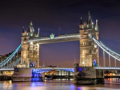 Tower Bridge w Londynie nocą. Londyn - wyjazd firmowy.