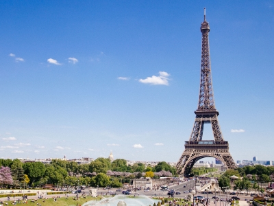 Widok na Wieżę Eiffla. Wycieczka do Paryża dla grup i szkół.