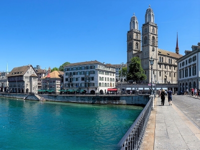 Widok na nabrzeże i katedrę Grossmunster w Zurychu. Wycieczka do Szwajcarii dla grup.