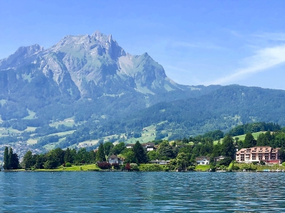 Wycieczka do Szwajcarii i widok na jezioro oraz górę Pilatus.